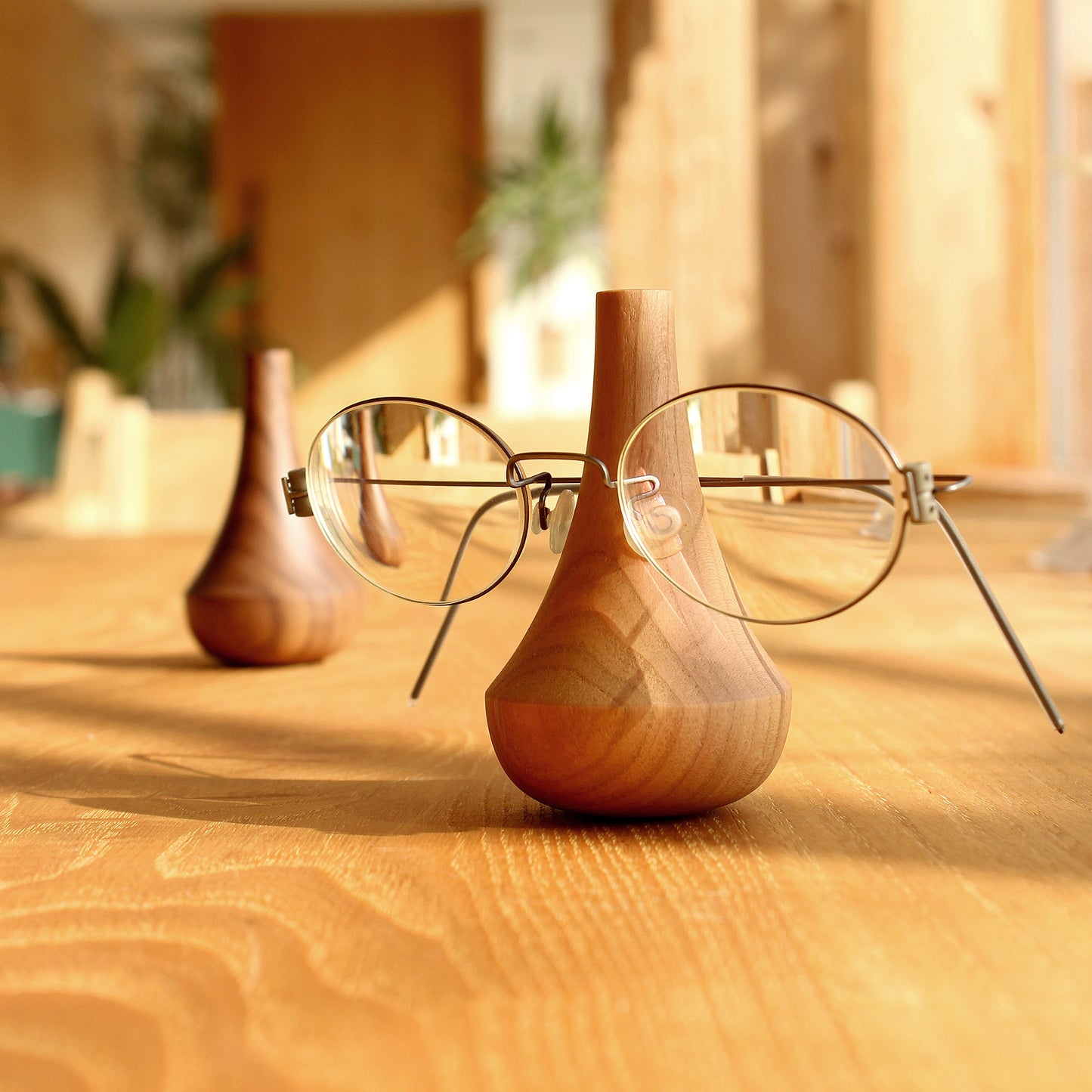 GlassesStand Swing