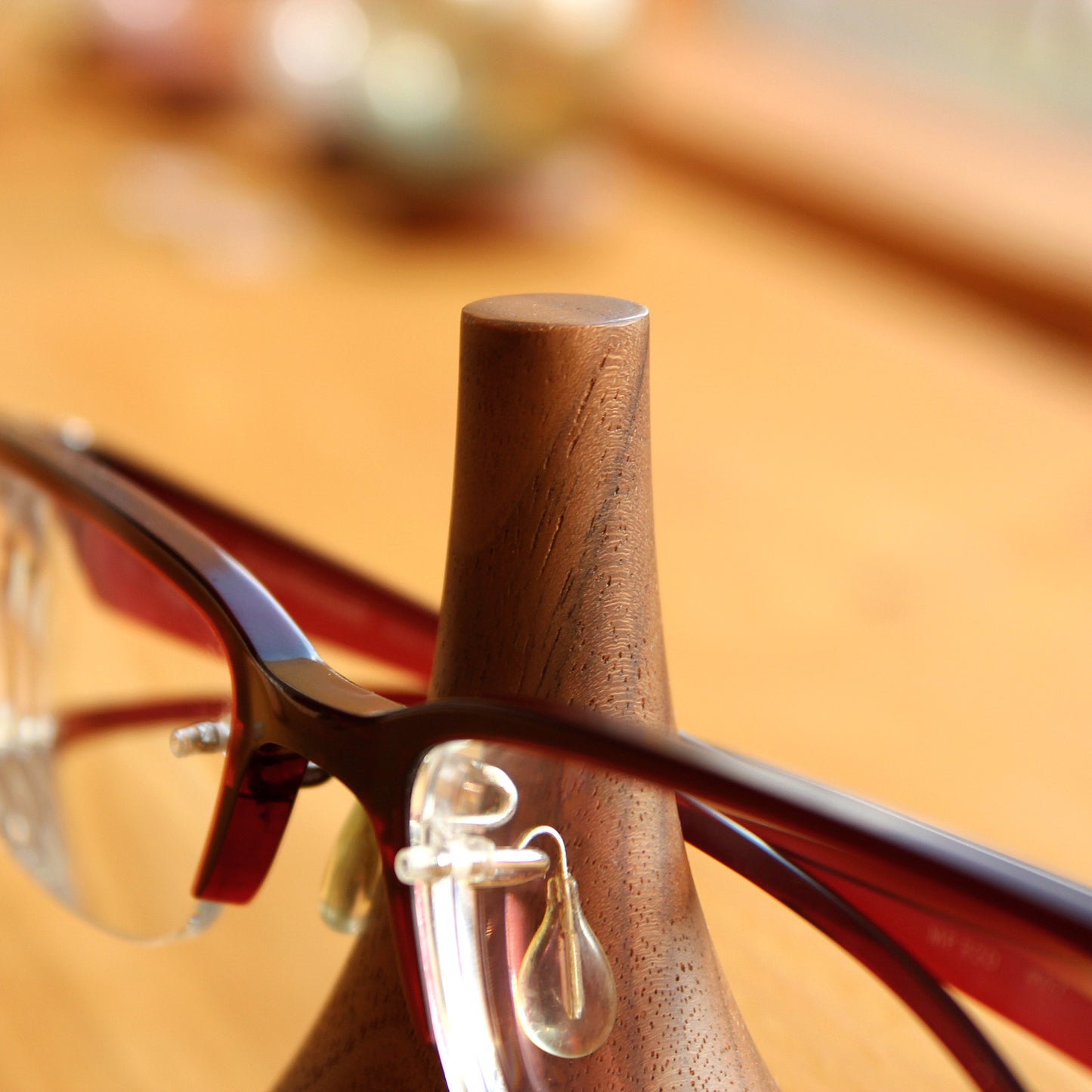 GlassesStand Swing