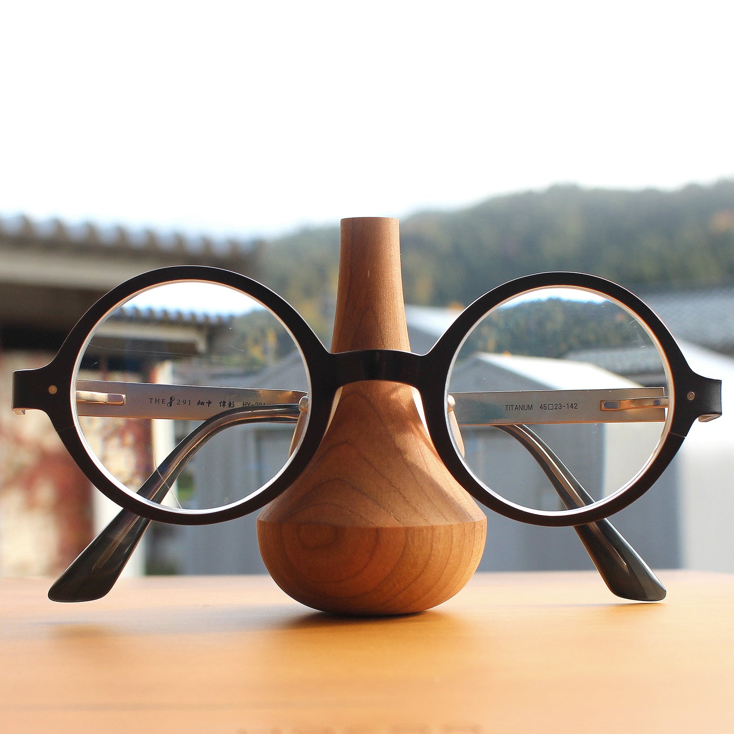 GlassesStand Swing