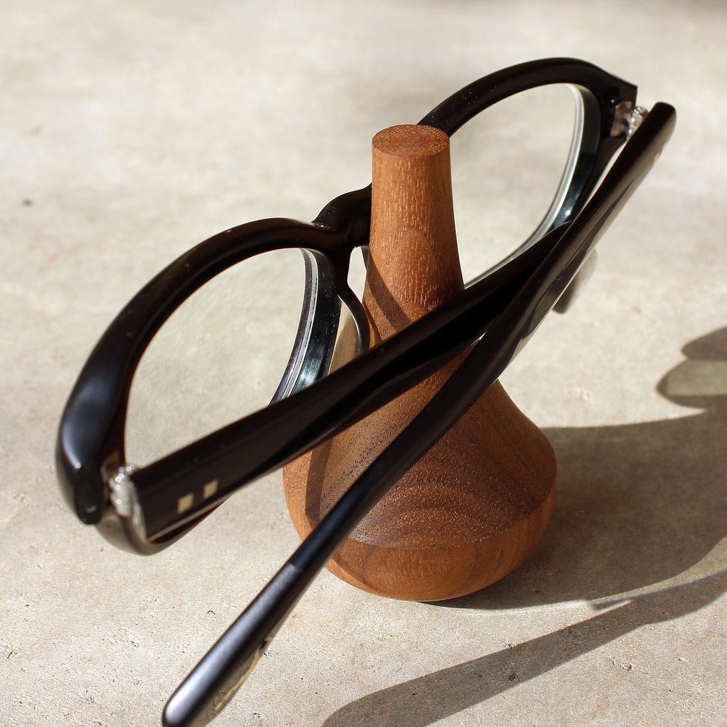 GlassesStand Swing