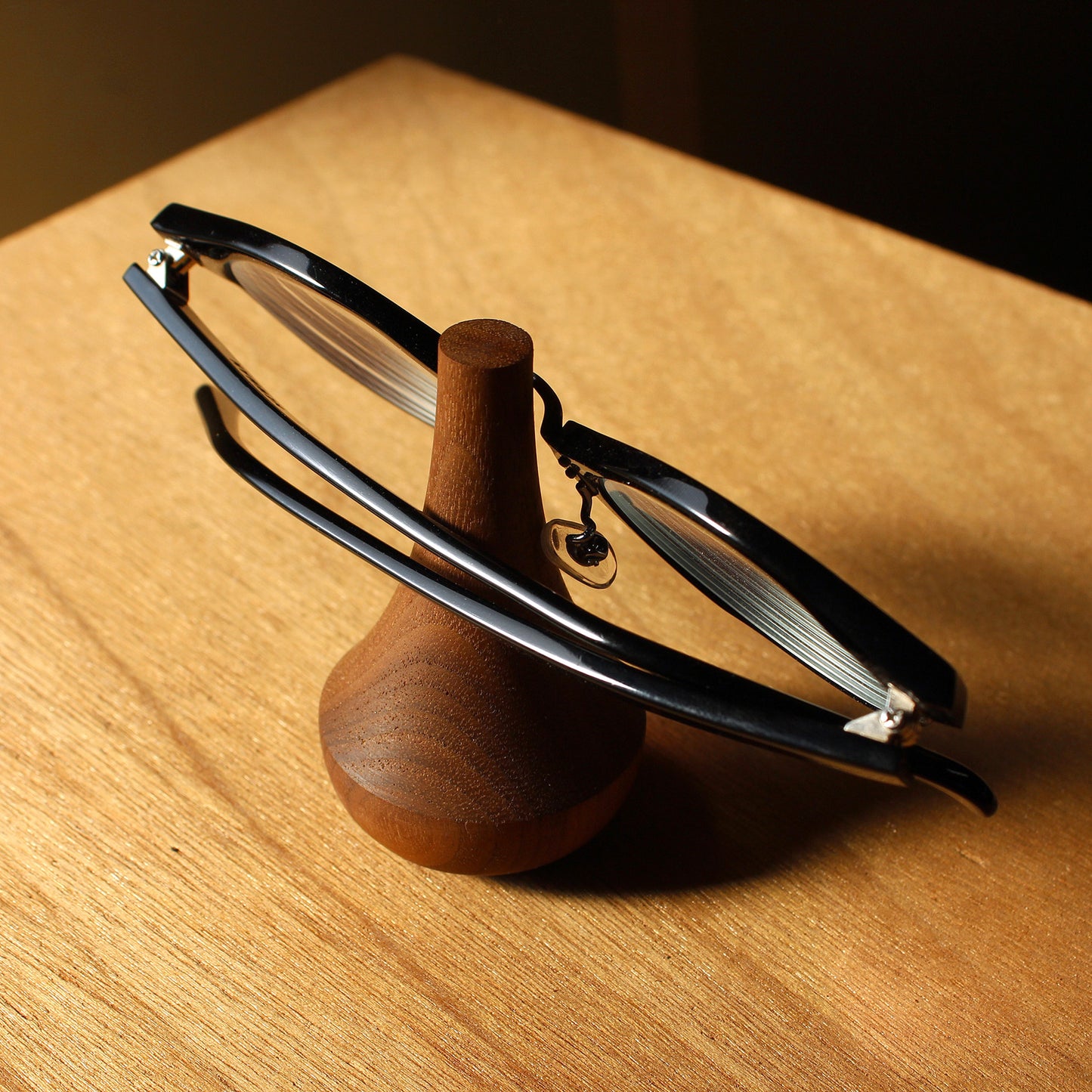 GlassesStand Swing
