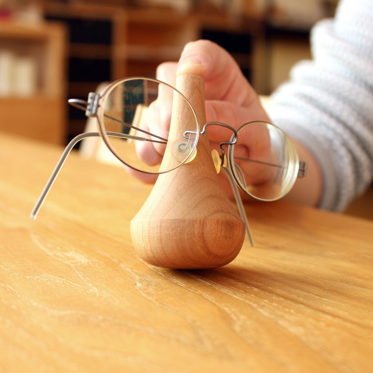 GlassesStand Swing